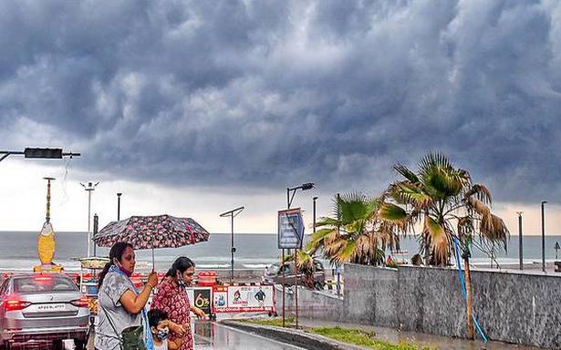 గులాబ్ తుఫానును ఎదుర్కొనేందుకు వైజాగ్ జిల్లా అధికారులు సన్నద్ధమయ్యారు