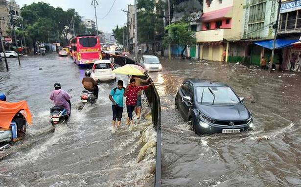 చెత్త రోడ్లు, నీటి ఎద్దడి ట్రాఫిక్‌ను క్రాల్ చేస్తాయి