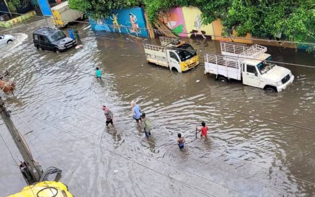 తుఫాను గులాబ్ ల్యాండ్‌ఫాల్ |  భారీ వర్షాలు వైజాగ్ లోతట్టు ప్రాంతాలను ముంచెత్తాయి;  మత్స్యకారులు హెచ్చరించారు