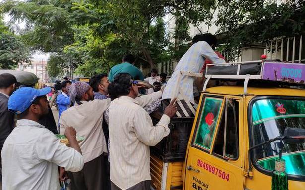 నీలోఫర్ వెలుపల ఆహార ప్యాకెట్ల కోసం తీరని హడావిడి