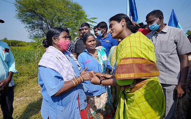 కేజీ టు పీజీ ఉచిత విద్య పథకంపై షర్మిల టీఆర్‌ఎస్‌ను ప్రశ్నించారు