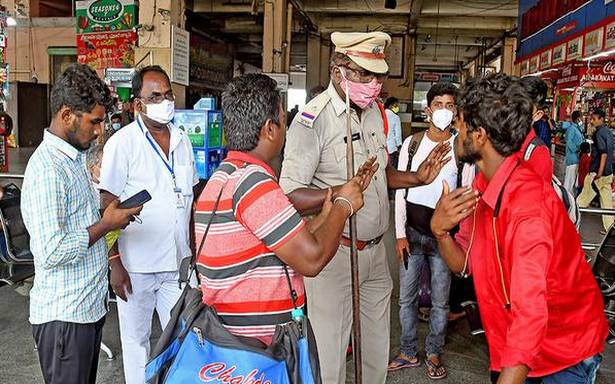 దసరా సమయంలో APSRTC మూలాలో రేకులు