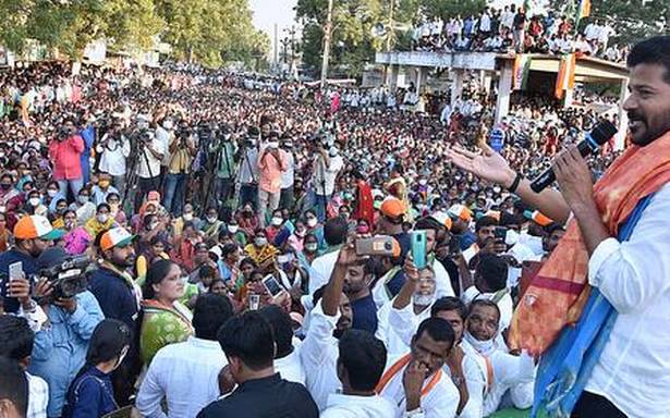 పాలమూరుపై ఎన్జీటీ స్టే రావడానికి కేసీఆర్ రాజకీయ వ్యూహాలే కారణమన్నారు.