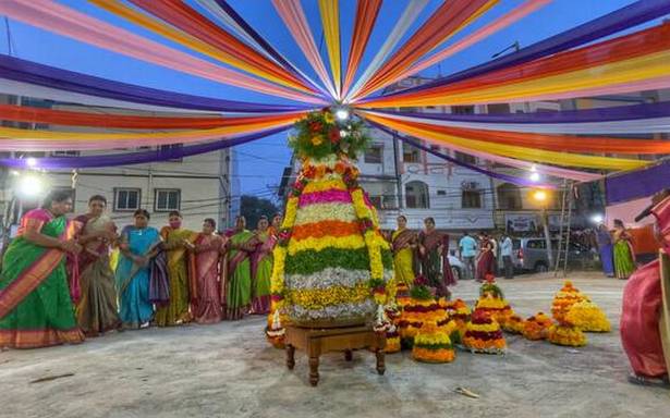 బతుకమ్మ సంబరాలు క్రెసెండోకు చేరుకుంటాయి - హిందూ