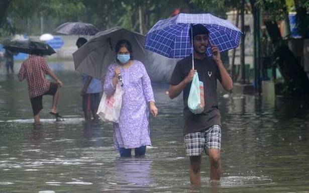 అల్పపీడనం కారణంగా చెన్నైలో భారీ వర్షాలు కురుస్తున్నాయి