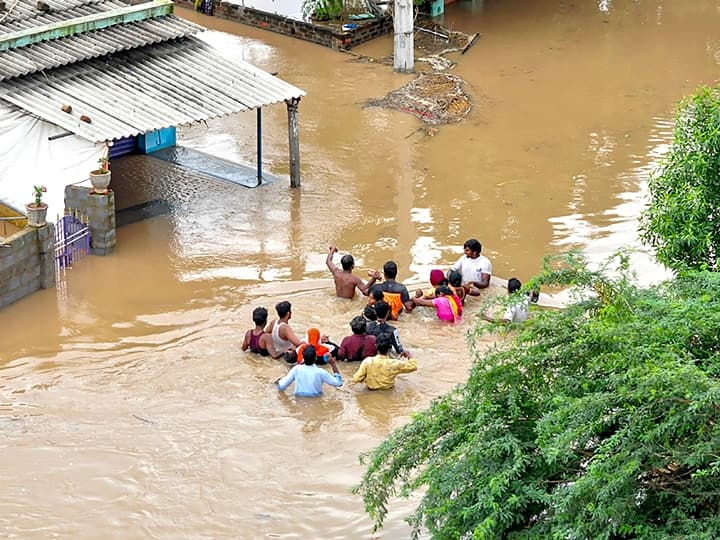 ఆంధ్రప్రదేశ్‌లో అత్యంత దారుణంగా 24 మంది మృతి చెందగా, 17 మంది గల్లంతయ్యారు.  తమిళనాడు, కేరళ గురించి తెలుసుకోండి