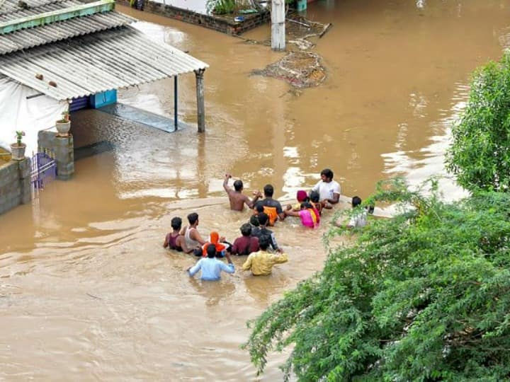 ఆంధ్రప్రదేశ్‌లో కురుస్తున్న వర్షాల కారణంగా 33 మంది మృతి చెందారు, పాపాగ్ని నదిలో ఉద్ధృతి బ్రిడ్జి కూలిపోయింది.