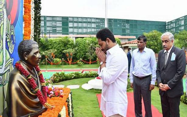 ఏపీ ఆవిర్భావ దినోత్సవం సందర్భంగా పొట్టి శ్రీరాములుకు ఘనంగా నివాళులు అర్పించారు