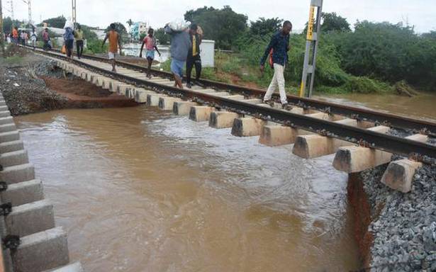 ఏపీ-తమిళనాడు మధ్య రైలు మార్గం తెగిపోయింది