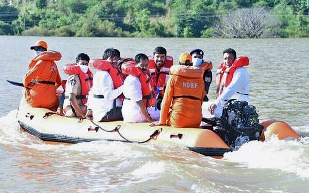 చిత్తూరులో రోడ్డు రాకపోకలు పునరుద్ధరించబడ్డాయి, సుదూర రైళ్ల రాకపోకలు నిలిచిపోయాయి