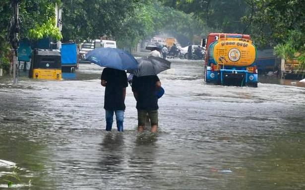 చెన్నై, చెన్నైలో కురుస్తున్న భారీ వర్షాల కారణంగా 14 మంది చనిపోయారు