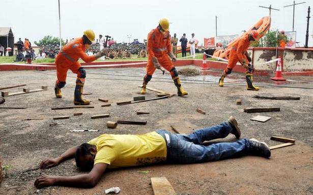 భవనం కూలిన సమయంలో NDRF రక్షణను అనుకరిస్తుంది