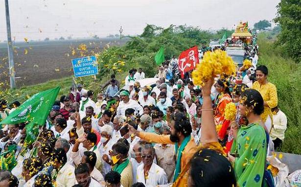 మూడు రాజధానులు అనాలోచిత నిర్ణయం: రైతు నాయకుడు