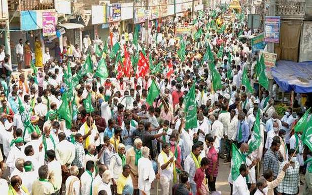 రైతుల 'మహా పాదయాత్ర' మళ్లీ ప్రారంభం కావడంతో జనం పోటెత్తారు