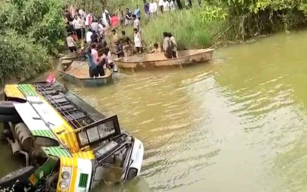 APSRTC బస్సు వాగులో పడి తొమ్మిది మంది మృతి, 22 మంది గాయపడ్డారు