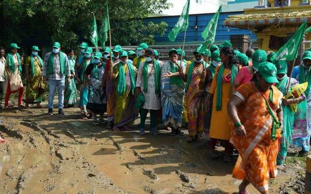 అధ్వాన్నమైన రోడ్లు అమరావతి రైట్స్ కవాతుకు అడ్డంకి కాదు