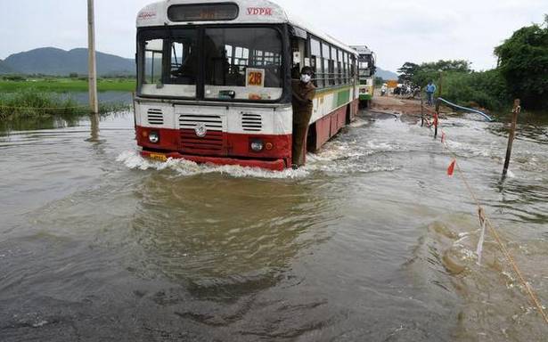 ఉత్తరాంధ్రకు తుపాను హెచ్చరికలతో అప్రమత్తమైన అధికారులు