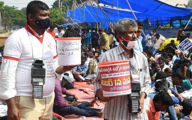 విద్యుత్ మీటర్ రీడర్లు నిరసనకు దిగారు