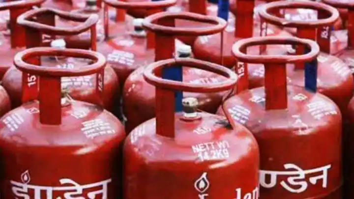 ఢిల్లీలో తగ్గిన వాణిజ్య LPG సిలిండర్ల ధర ప్రకారం వినియోగదారులకు నూతన సంవత్సర బహుమతి