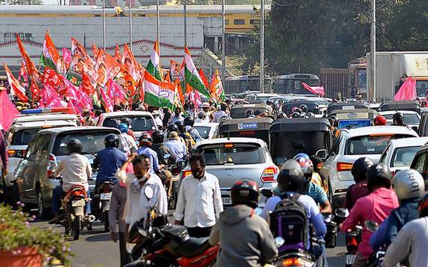 రైలు నిలయం దగ్గర భారీ ట్రాఫిక్ జామ్