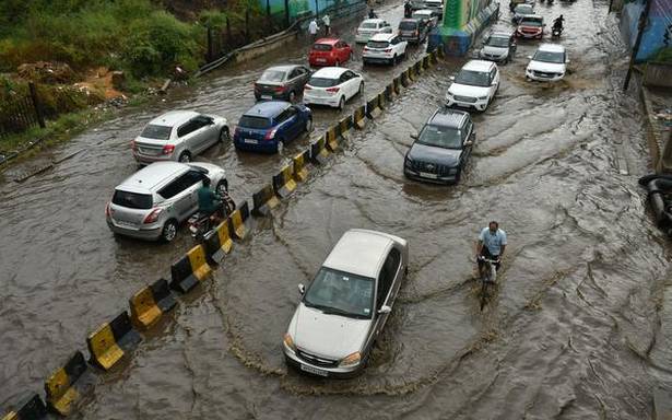 విజయవాడలో కురుస్తున్న వర్షం - ది హిందూ