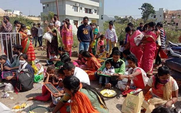 జ్ఞాన సరస్వతీ ఆలయ ప్రాంగణం వెలుపల 'అక్షరాభ్యాసం' ప్రదర్శించారు