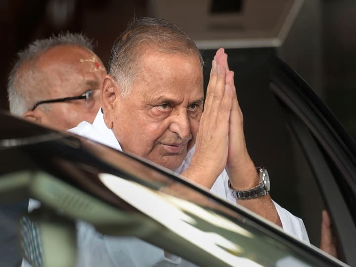 Mulayam Singh Yadav Wrestler-turned-politician Picked Up Inspector Slammed Stage Uttar Pradesh Former UP CM Saifai Karhal