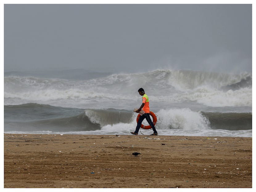 Cyclone Mandous Updates Landfall Started Near Tamil Nadu Mamallapuram Complete Impact Late Night Expected Heavy Rains Traffic Movement Suspended