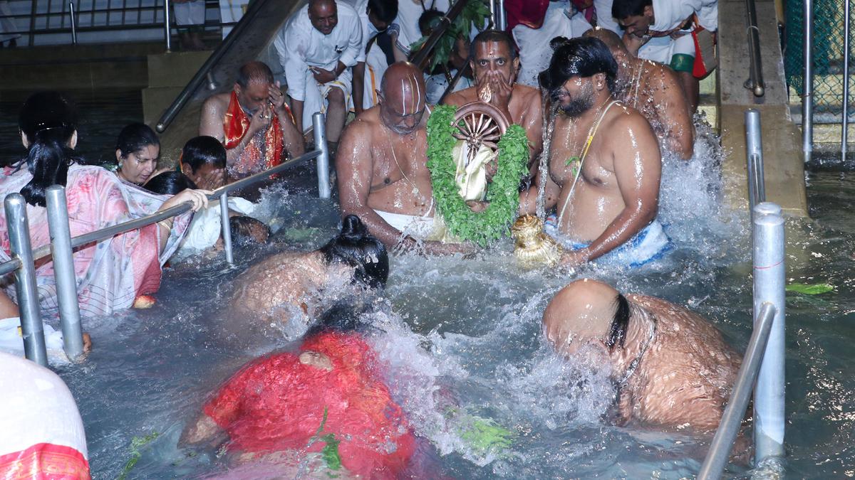 తిరుమలలో వైకుంఠ ద్వాదశి నాడు వేలాది మంది పుణ్యస్నానాలు ఆచరిస్తారు