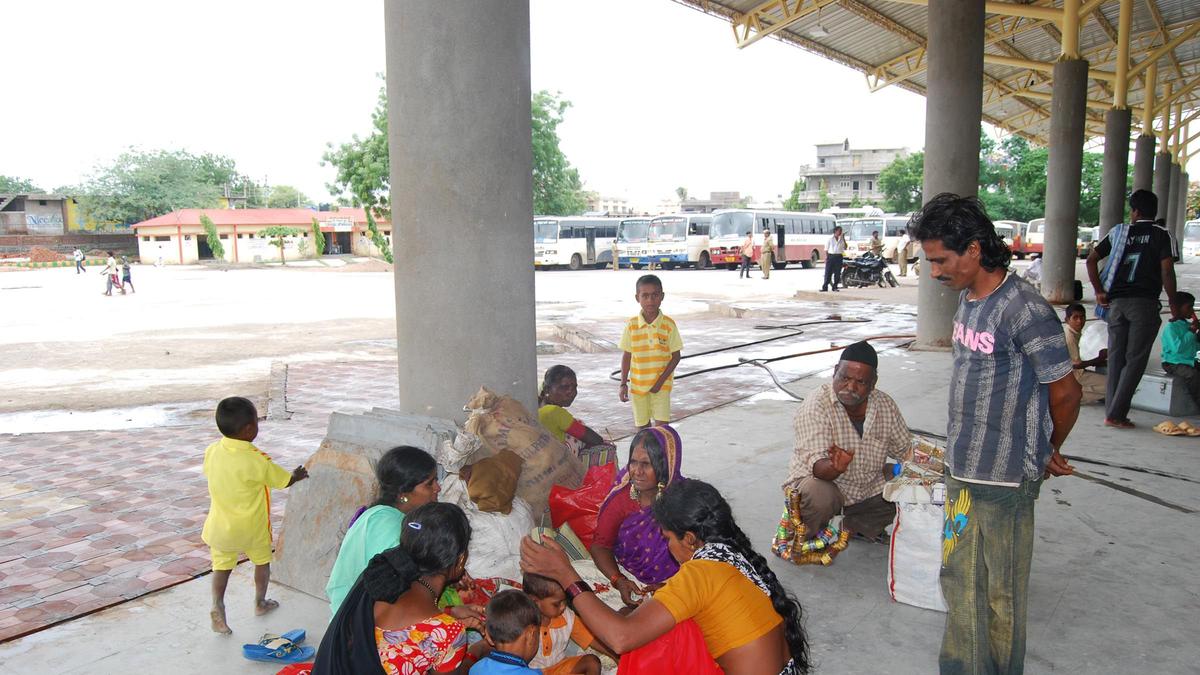 కర్ణాటకలోని చించోలి బస్టాండ్‌లో బస్సు చోరీ