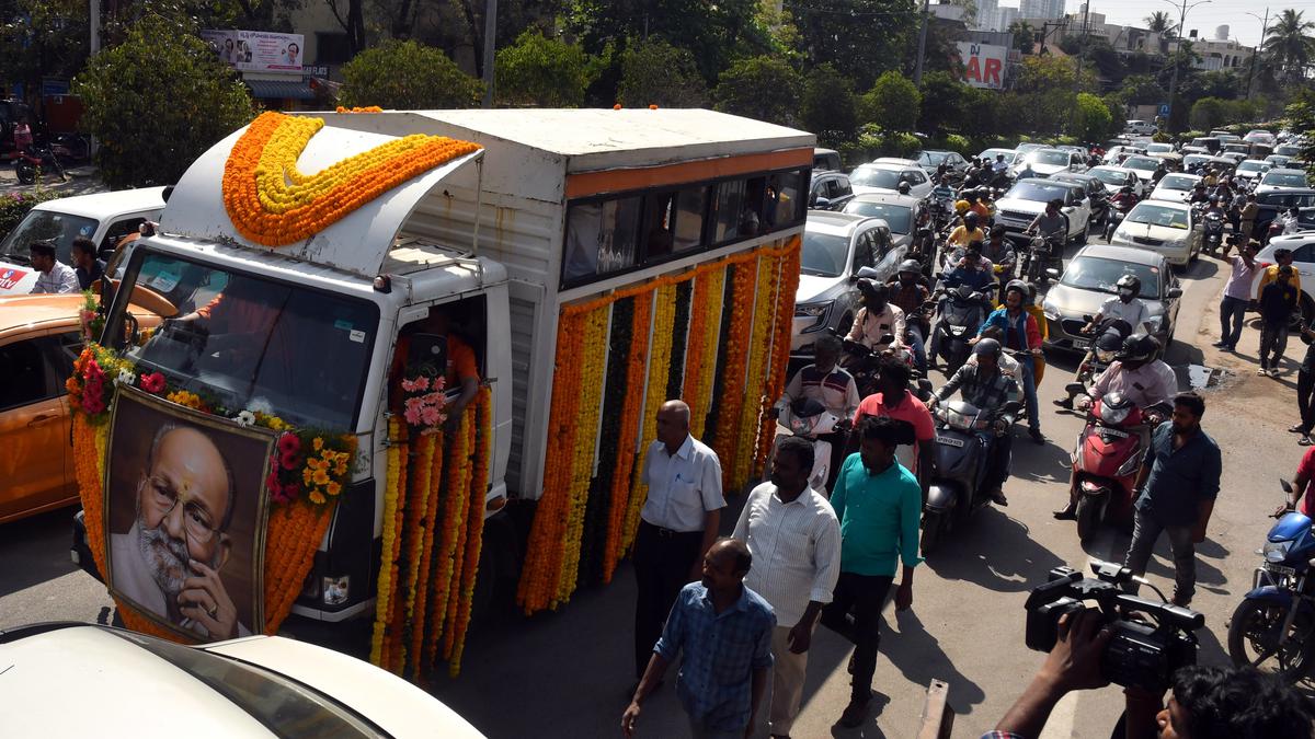 స్నేహితులు, శ్రేయోభిలాషులు, అభిమానులు విశ్వనాథ్‌కు కన్నీటి వీడ్కోలు పలికారు