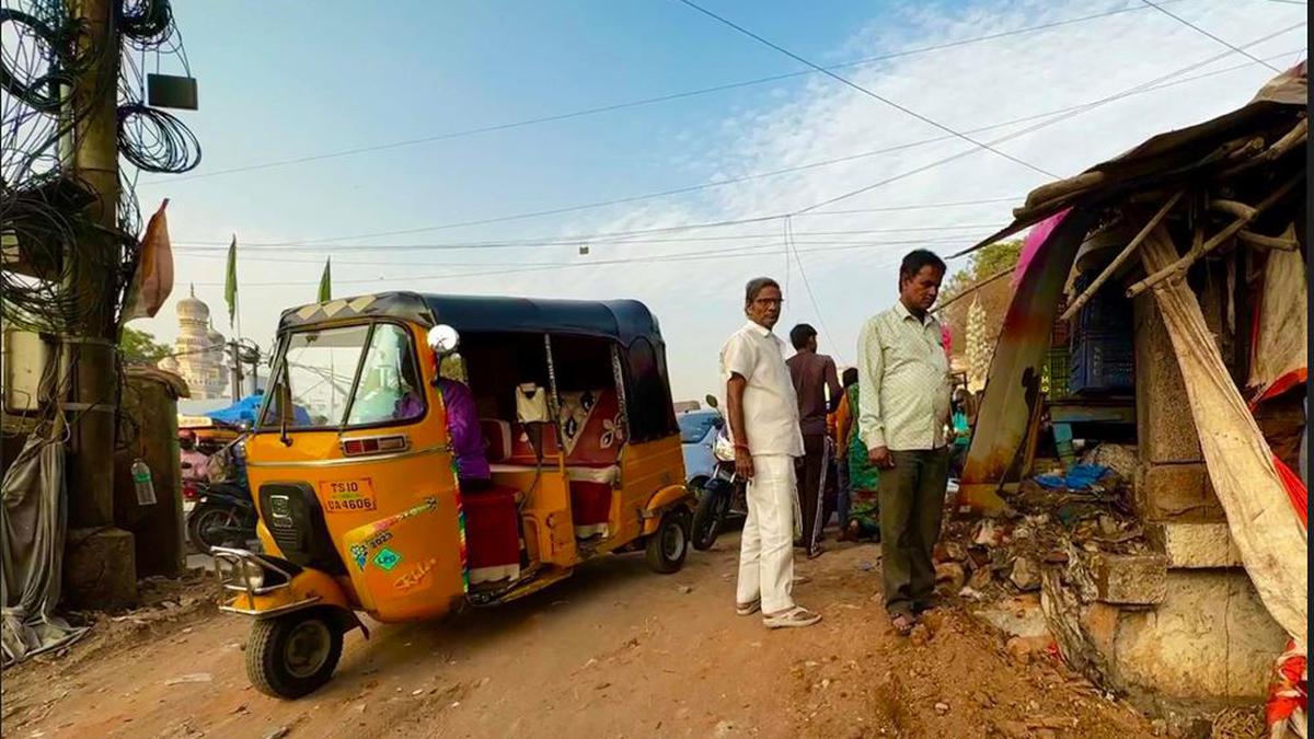 445 ఏళ్ల నాటి పురానాపూల్‌లోని స్టోన్ రైలింగ్‌లో కొంత భాగాన్ని రోడ్డు విస్తరణ కోసం కూల్చేశారు