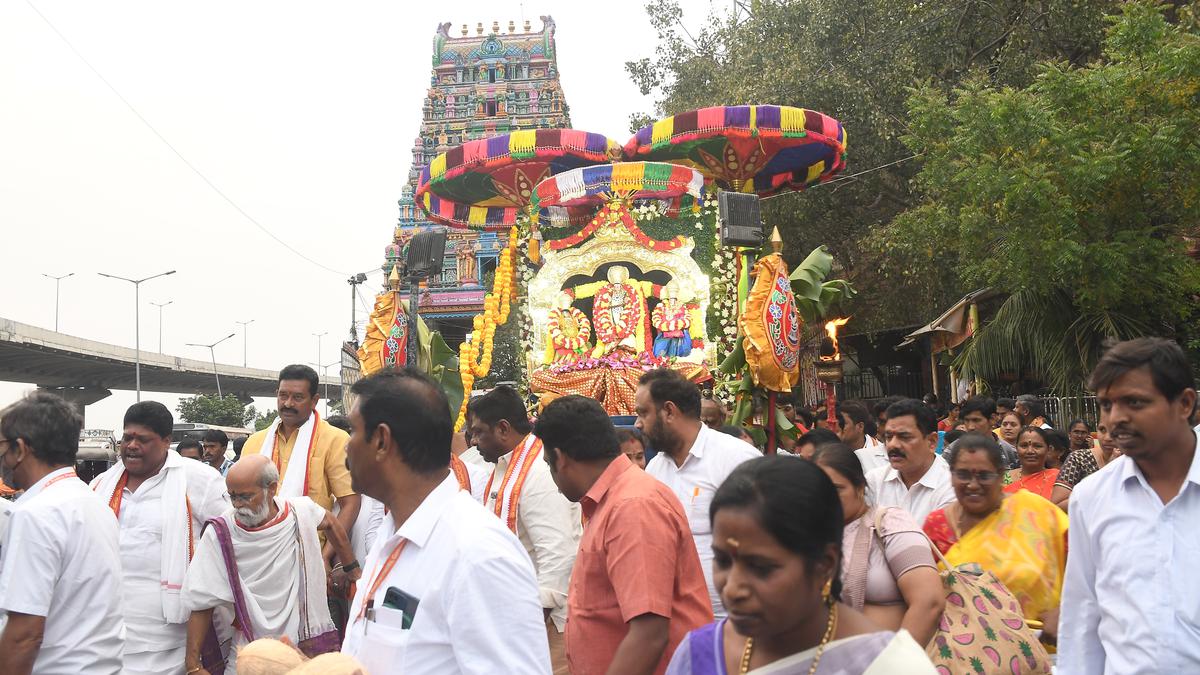 కనకదుర్గ ఆలయంలో గిరి ప్రదక్షిణ నిర్వహిస్తారు