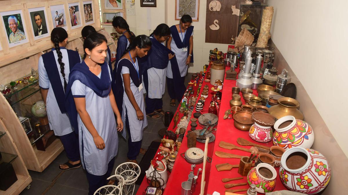 ఆంగ్ల సాహిత్యానికి షేక్స్పియర్ అందించిన సహకారం ప్రశంసించబడింది