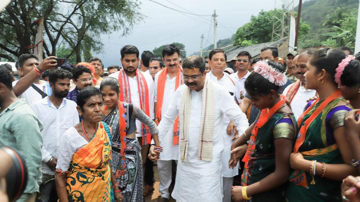 ఒడిశాలోని సరిహద్దు గ్రామంలో కేంద్ర మంత్రి ధర్మేంద్ర ప్రధాన్ పర్యటన రాజకీయ వివాదానికి దారితీసింది