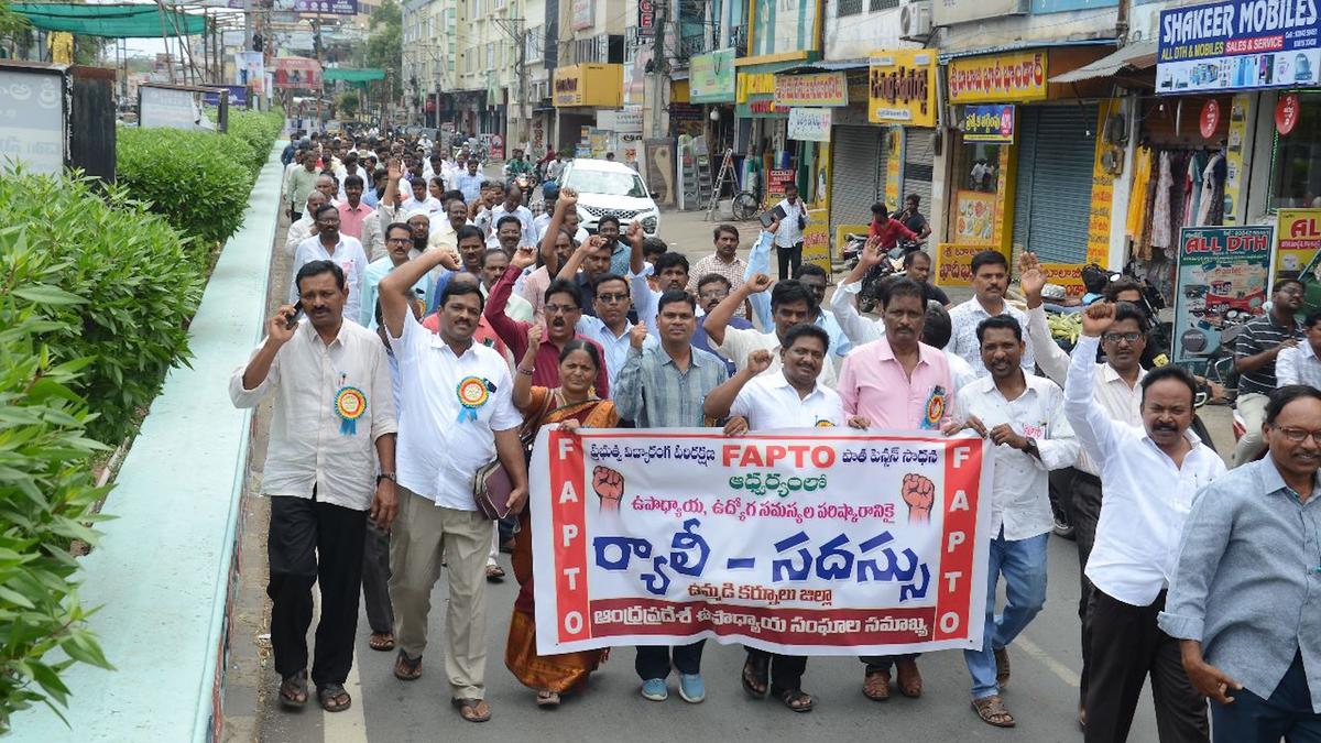 పెండింగ్‌లో ఉన్న సర్వీసు సమస్యలను వెంటనే పరిష్కరించాలని ఉపాధ్యాయులు కోరుతున్నారు