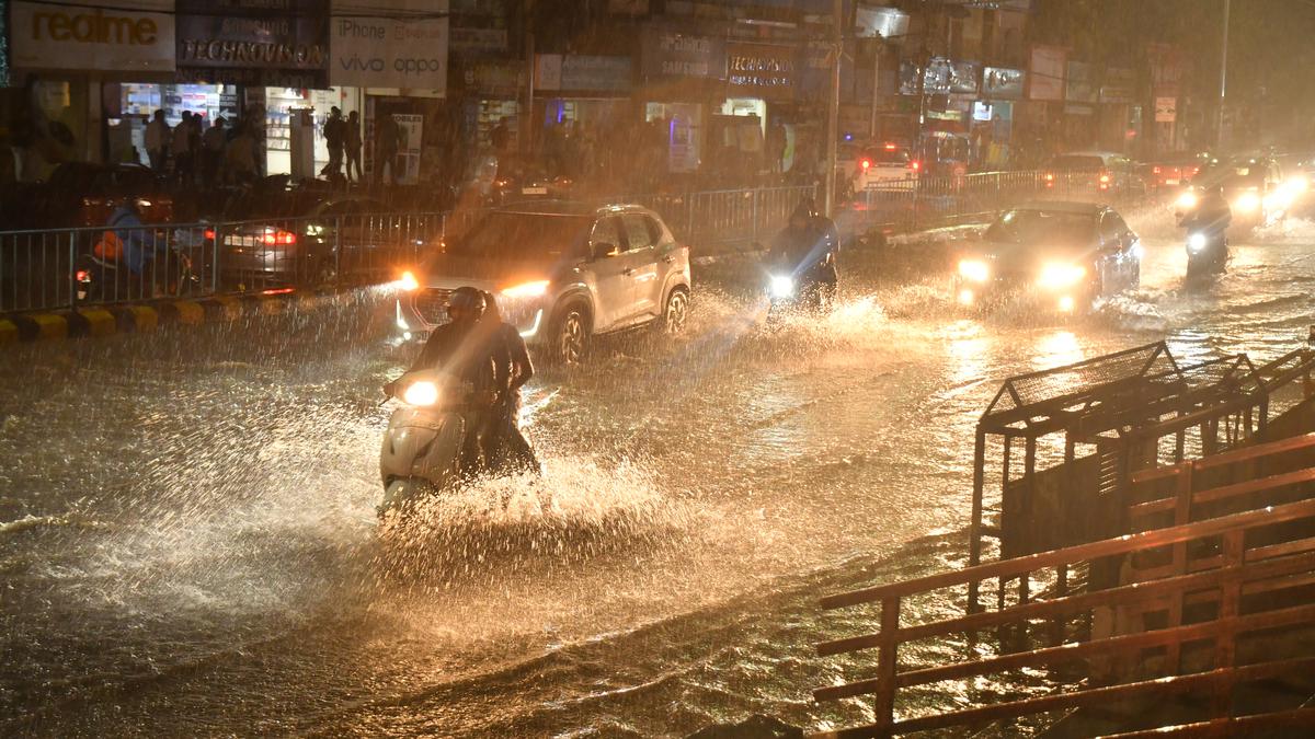 భారీ వర్షంతో నగరం, ట్రాఫిక్‌లో చిక్కుకుపోయిన ప్రయాణికులు