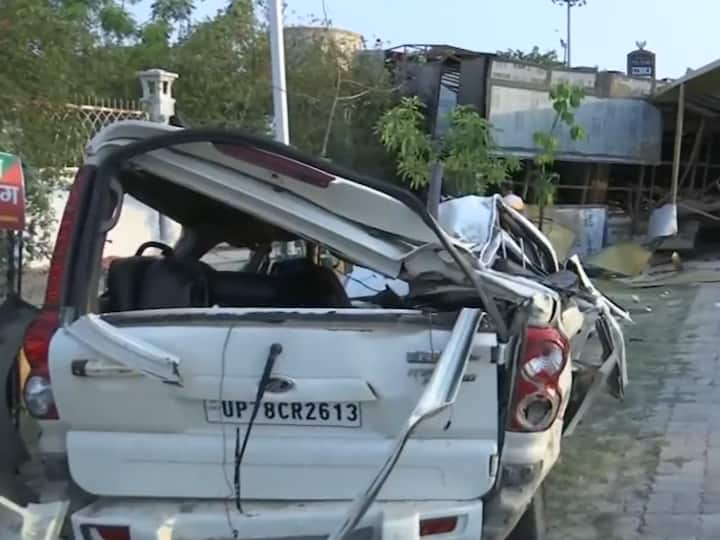 వీడియో లక్నో భారతరత్న శ్రీ అటల్ బిహారీ వాజ్‌పేయి ఏకనా క్రికెట్ స్టేడియంలో కదులుతున్న కారుపై పడిపోవడంతో ముగ్గురు ఆసుపత్రి పాలయ్యారు