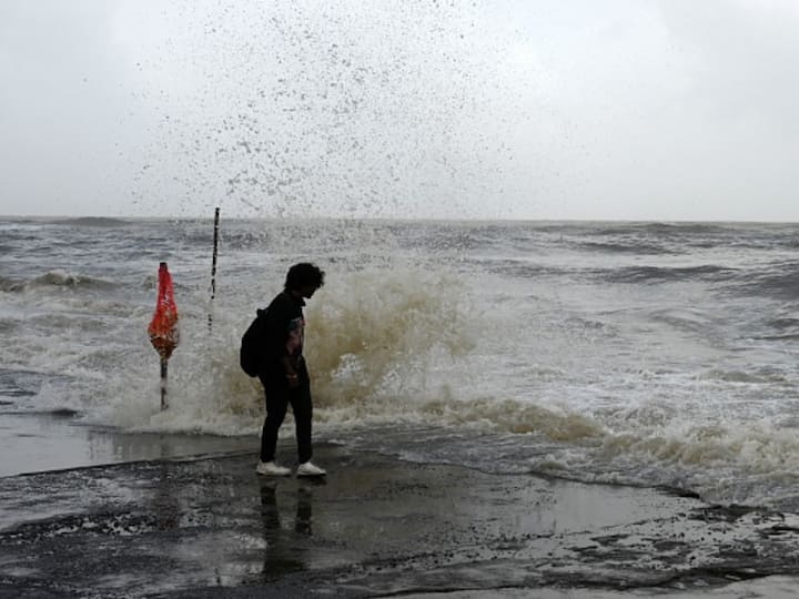 సైక్లోన్ బిపార్జోయ్ పాకిస్థాన్ సింధ్ ప్రావిన్స్ కరాచీలో తరలింపు చర్యలు కొనసాగుతున్నాయి