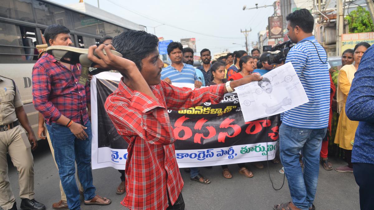 పవన్ కళ్యాణ్ తమను అవమానించినందుకు గ్రామ, వార్డు వాలంటీర్లు నిరసనకు దిగారు